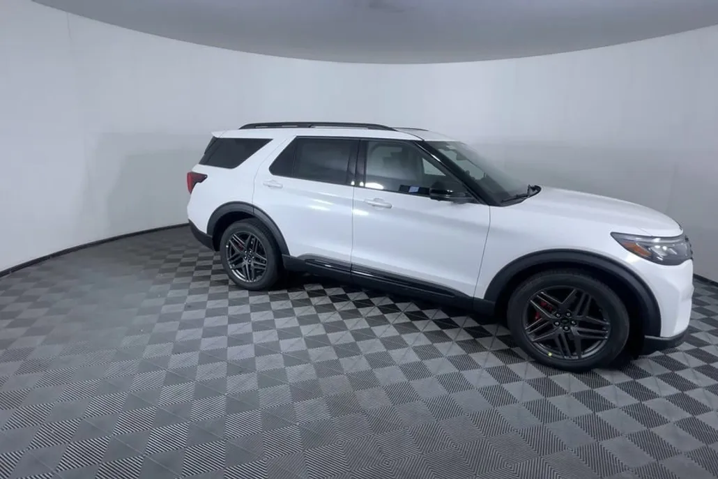 2025 Ford Explorer ST photo 1