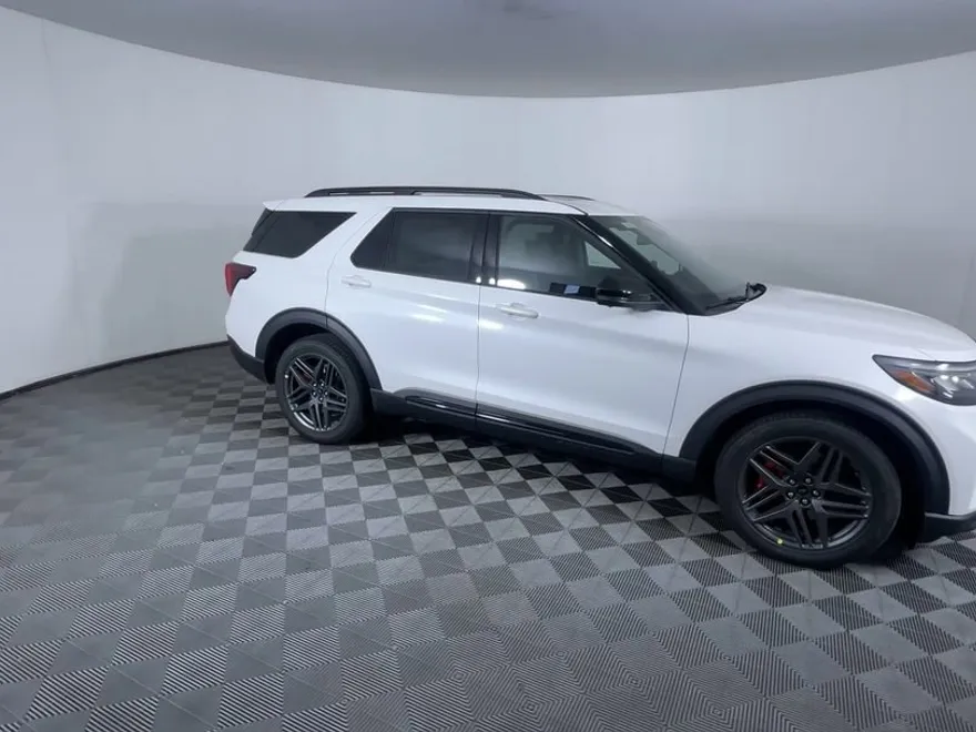 2025 Ford Explorer ST photo 1