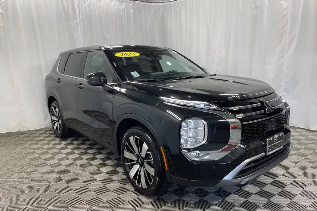 2025 Mitsubishi Outlander SE photo 1