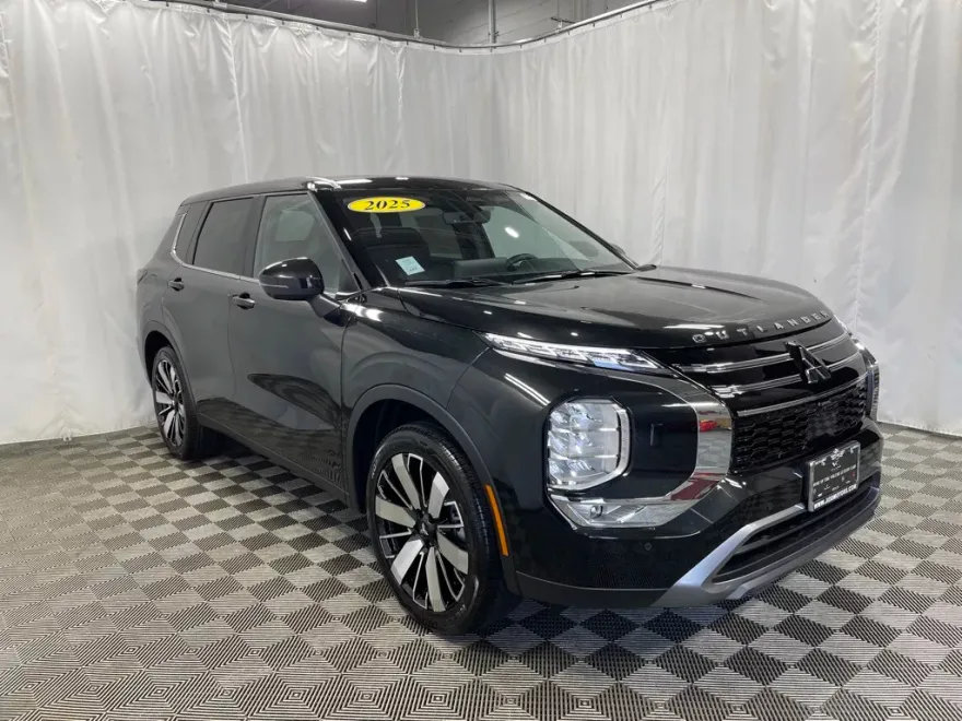 2025 Mitsubishi Outlander SE photo 1