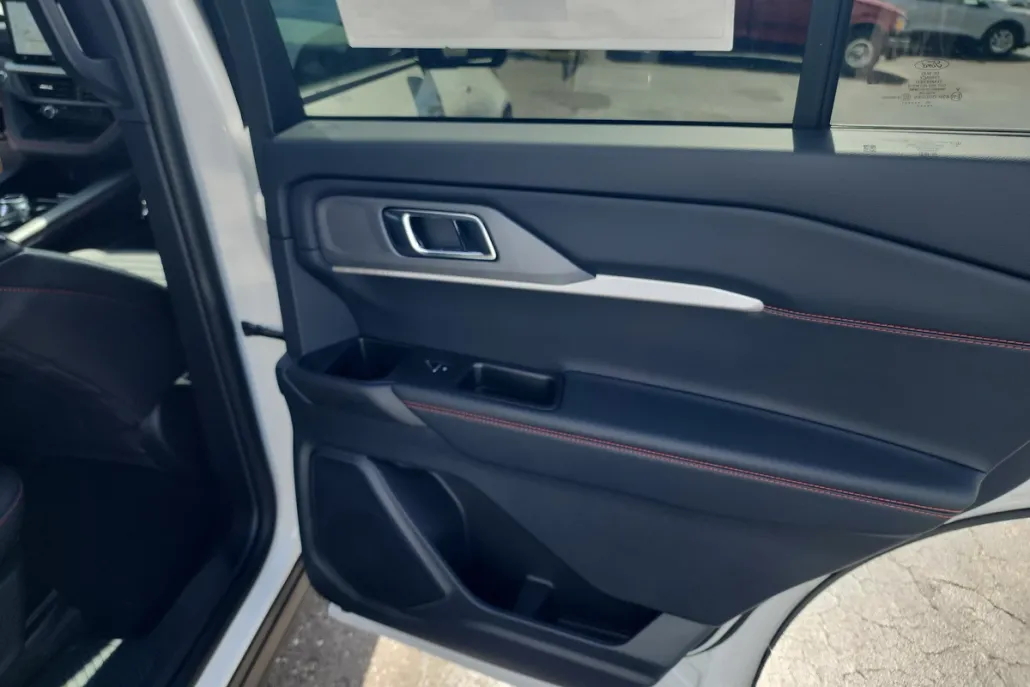 2025 Ford Explorer ST-Line photo 1