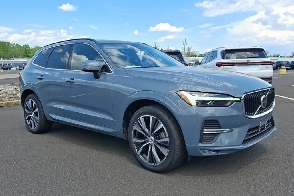 2022 Volvo XC60 B5 Momentum photo 1