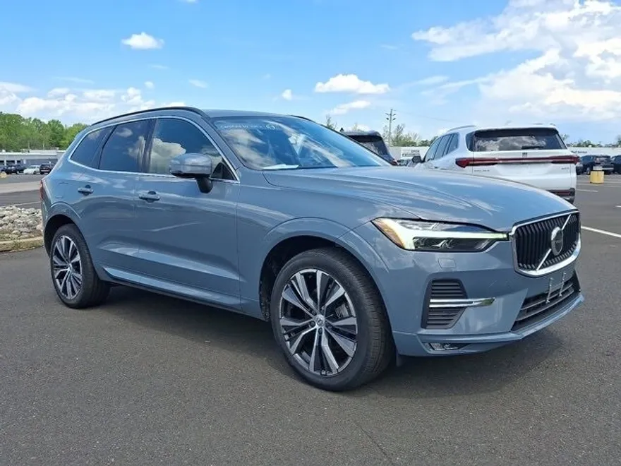 2022 Volvo XC60 B5 Momentum photo 1