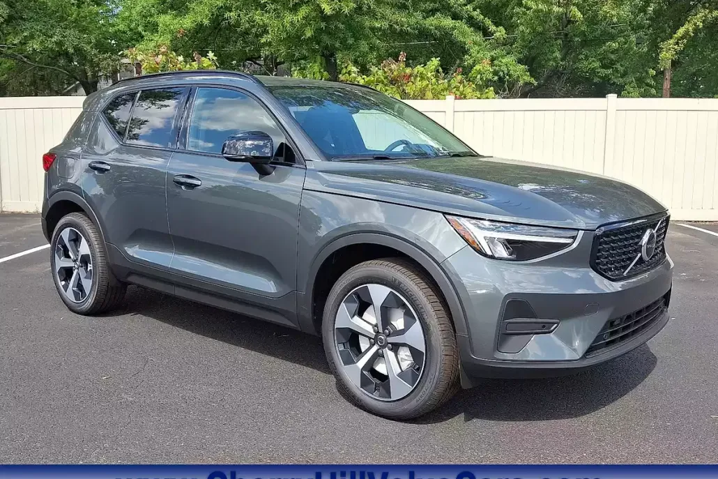 2026 Volvo XC40 Core photo 1