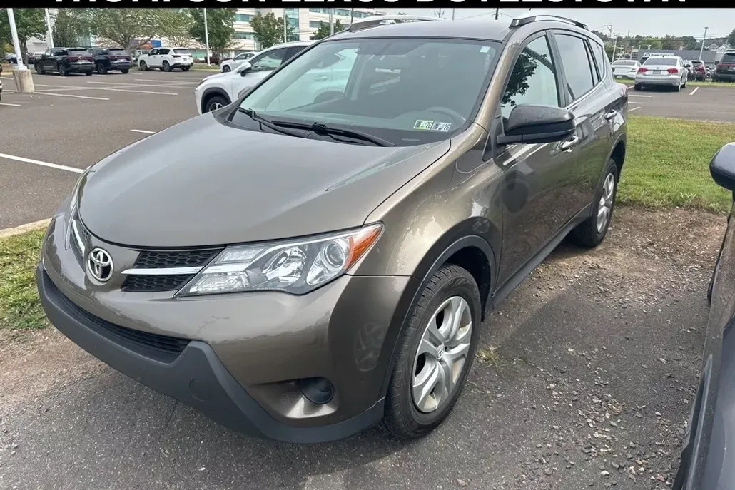2015 Toyota RAV4 LE photo 1