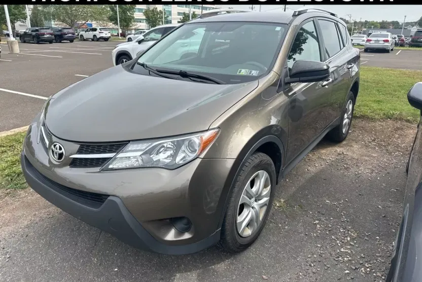 2015 Toyota RAV4 LE photo 1