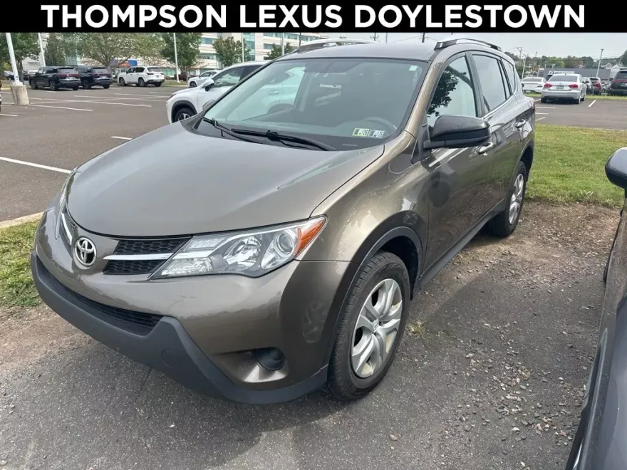 2015 Toyota RAV4 LE photo 1