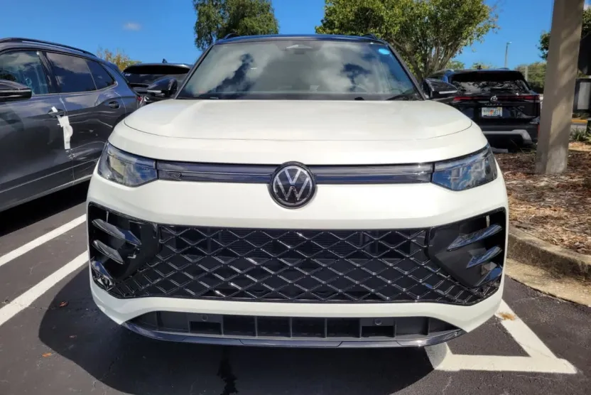 2025 Volkswagen Tiguan SE R-Line Black photo 1