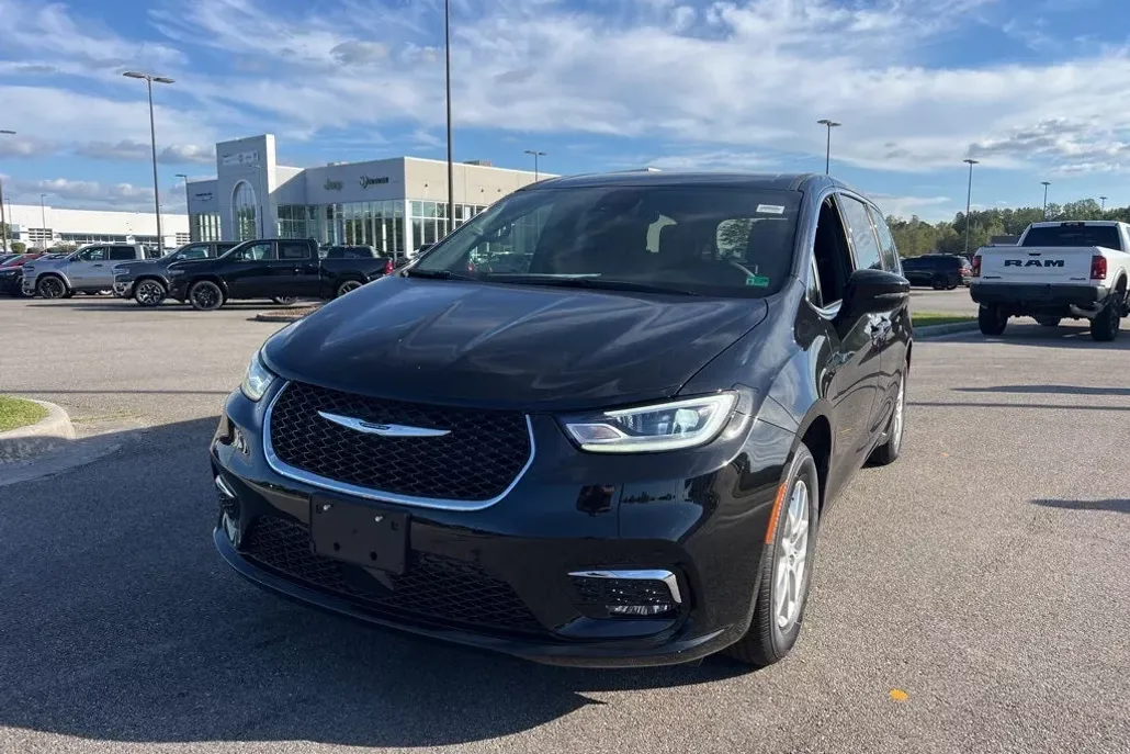 2026 Chrysler Pacifica photo 1