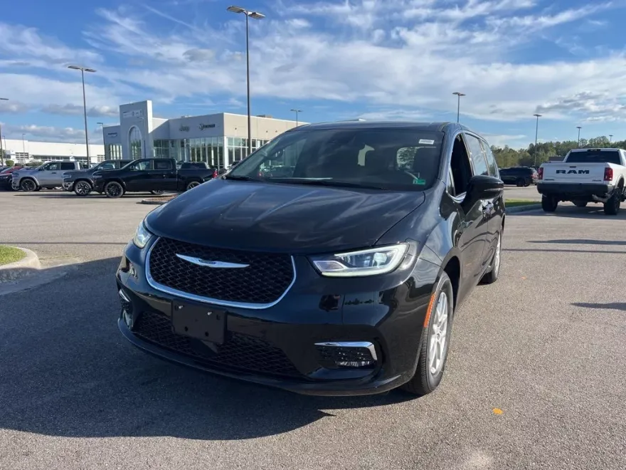 2026 Chrysler Pacifica photo 1