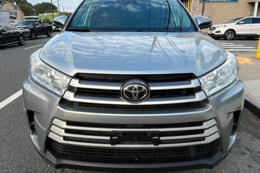 2019 Toyota Highlander LE Plus photo 1