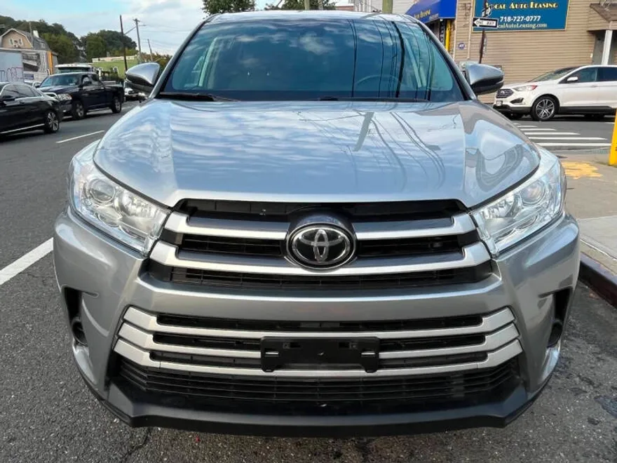 2019 Toyota Highlander LE Plus photo 1