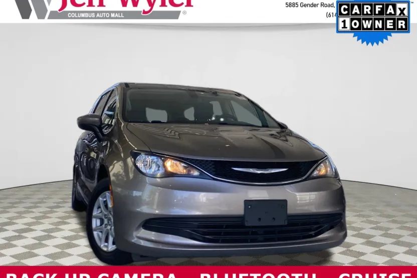 2017 Chrysler Pacifica Touring photo 1