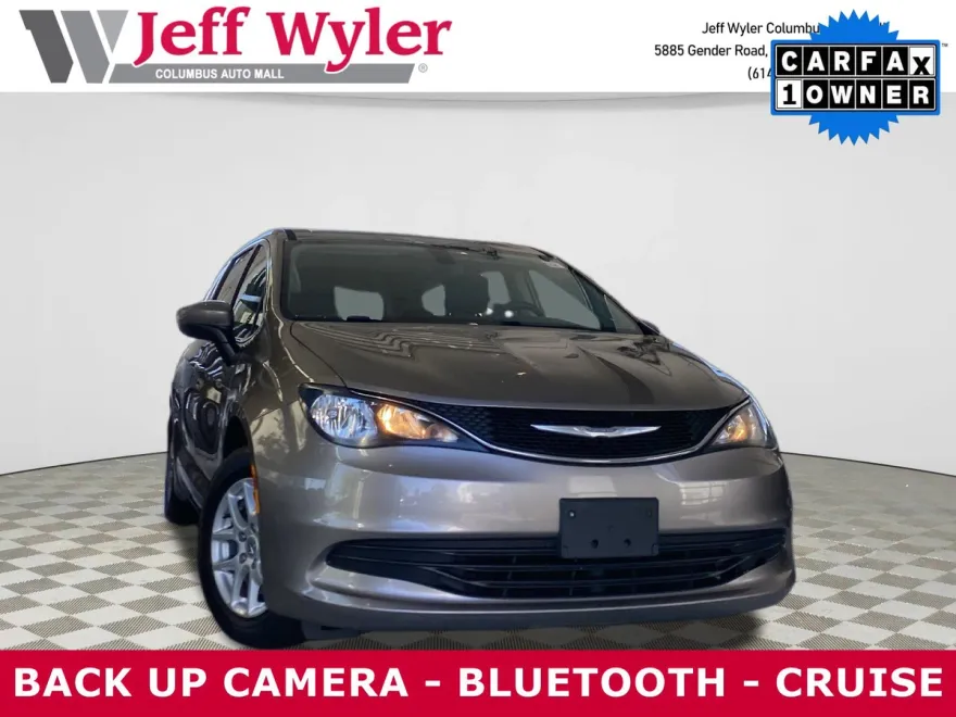 2017 Chrysler Pacifica Touring photo 1