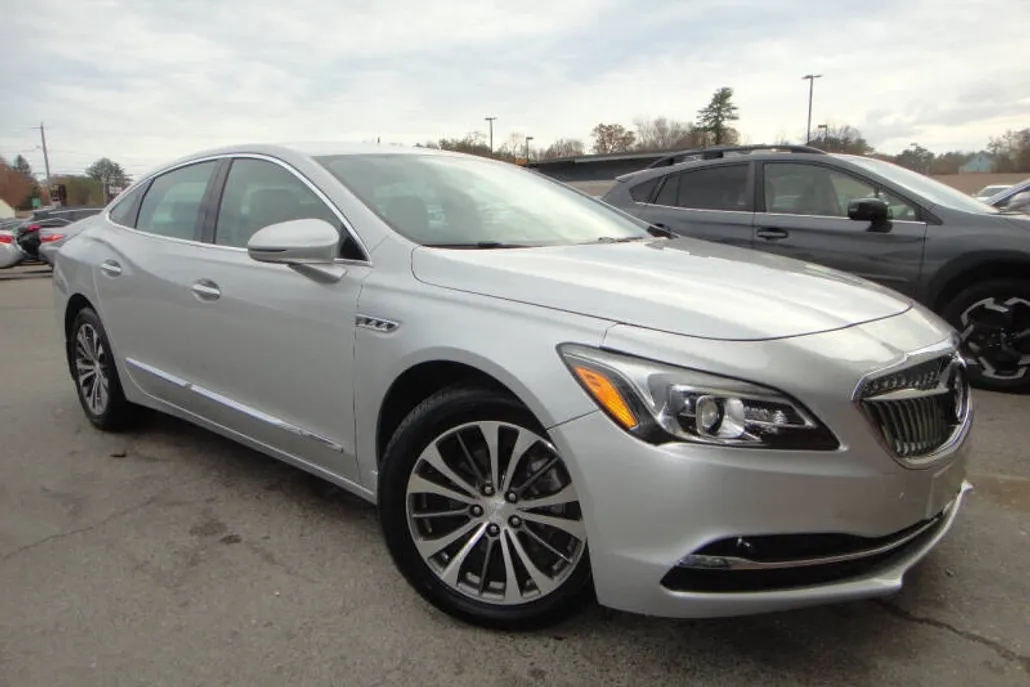 2017 Buick LaCrosse Essence photo 1