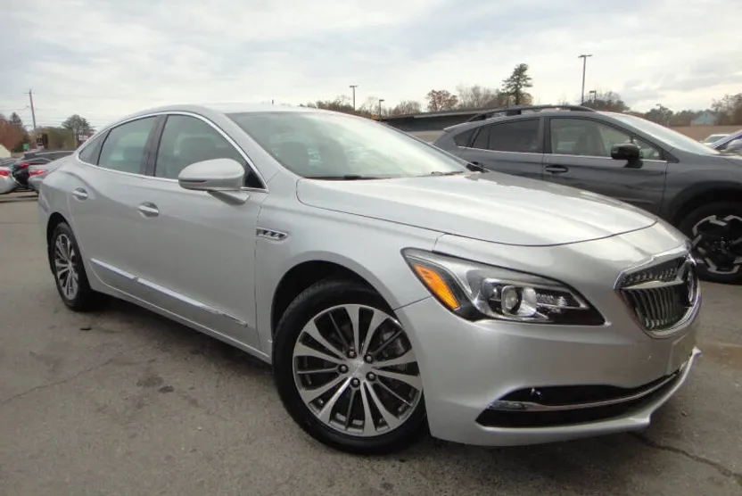 2017 Buick LaCrosse Essence photo 1