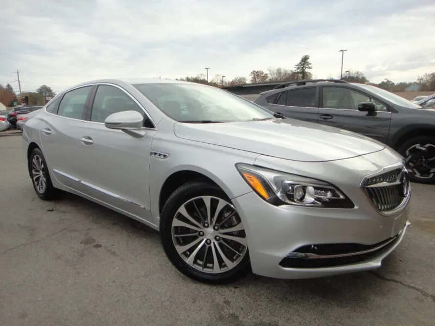 2017 Buick LaCrosse Essence photo 1