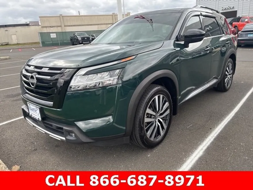 2022 Nissan Pathfinder Platinum photo 1