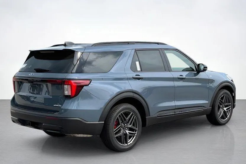2025 Ford Explorer ST-Line photo 1