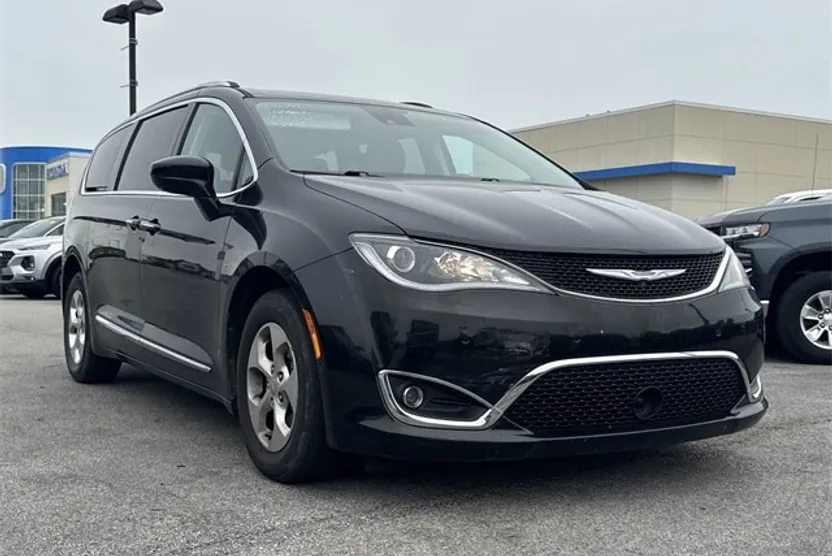 2017 Chrysler Pacifica Touring Plus photo 1