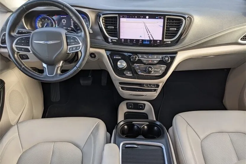 2021 Chrysler Pacifica Touring L photo 1