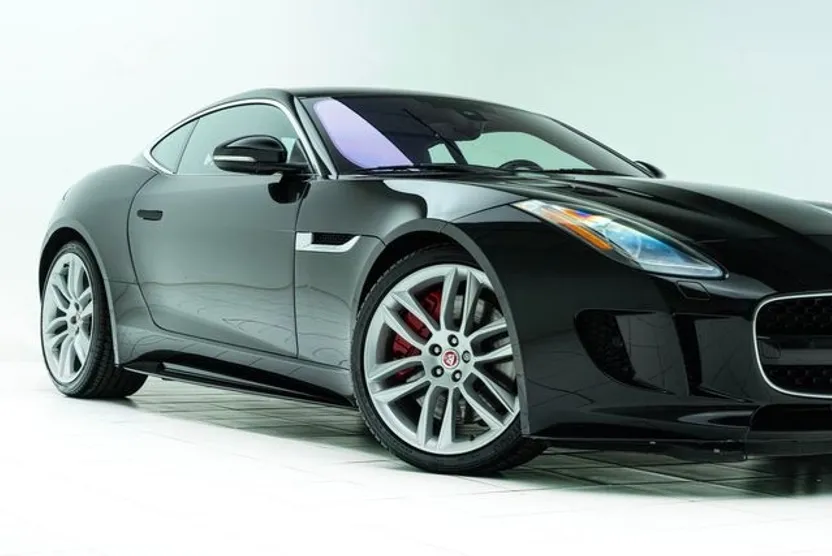 2017 Jaguar F-TYPE R photo 1