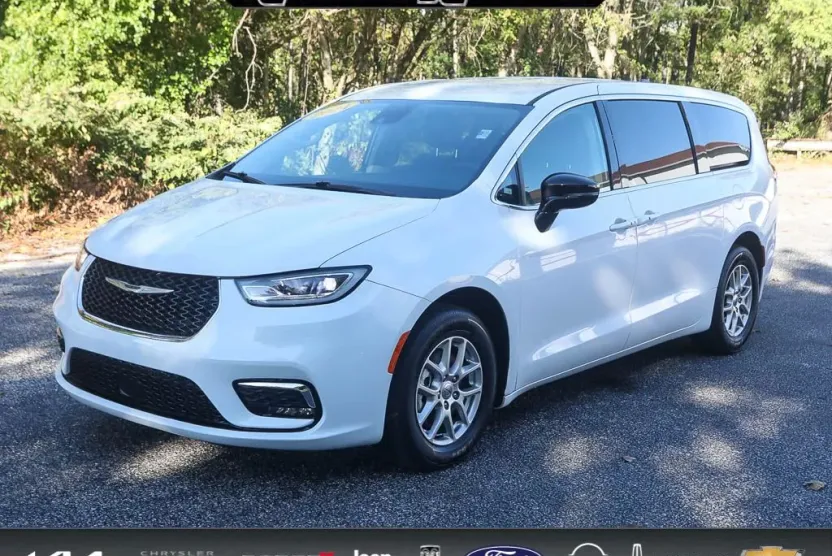 2024 Chrysler Pacifica Touring L photo 1