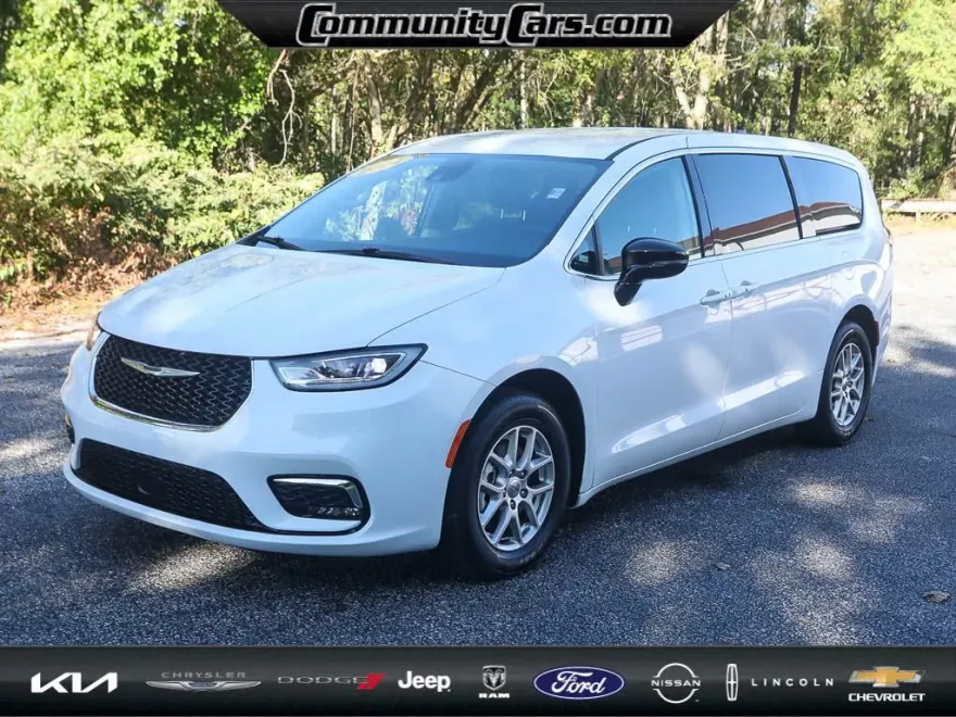 2024 Chrysler Pacifica Touring L photo 1