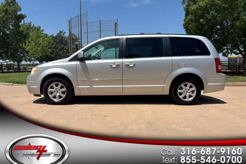 2010 Chrysler Town & Country Touring photo 1