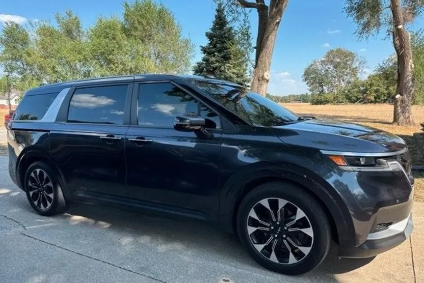 2024 Kia Carnival EX photo 1