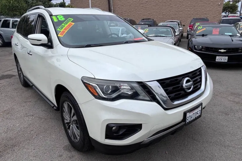 2018 Nissan Pathfinder SL photo 1