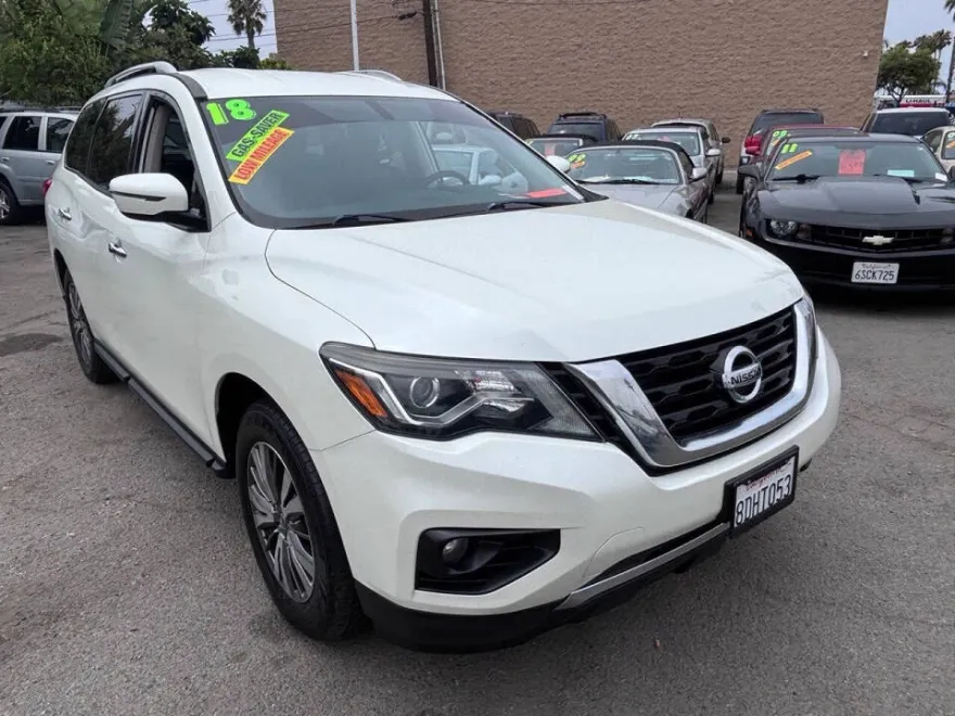 2018 Nissan Pathfinder SL photo 1