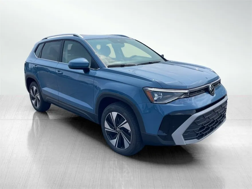2025 Volkswagen Taos SE photo 1