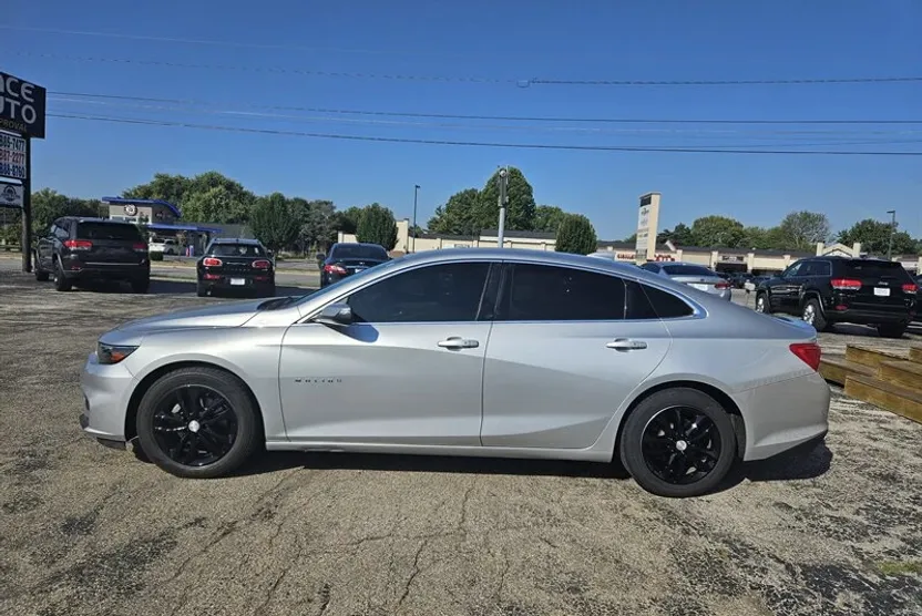 2017 Chevrolet Malibu 1LT photo 1