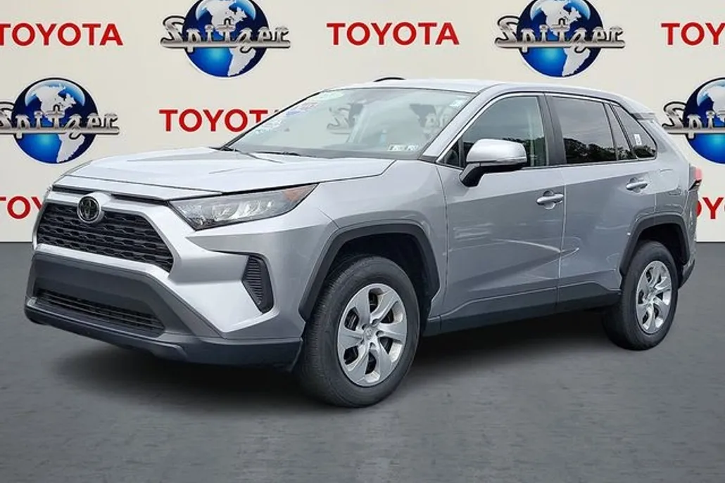 2022 Toyota RAV4 LE photo 1