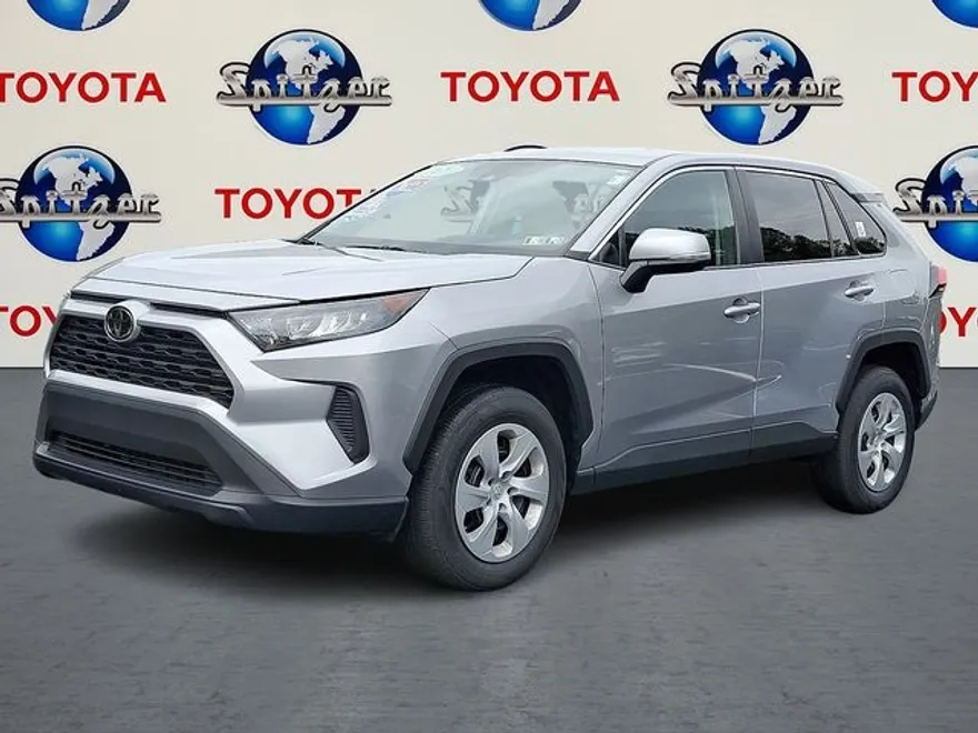 2022 Toyota RAV4 LE photo 1