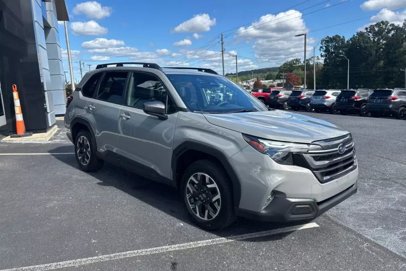 2025 Subaru Forester Premium photo 1