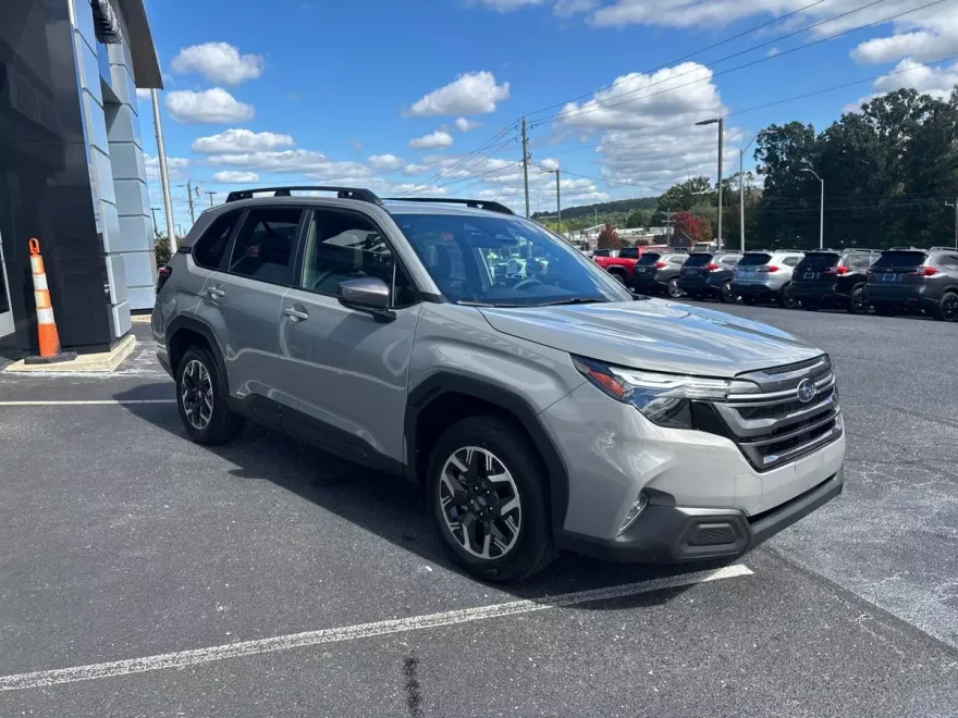 2025 Subaru Forester Premium photo 1
