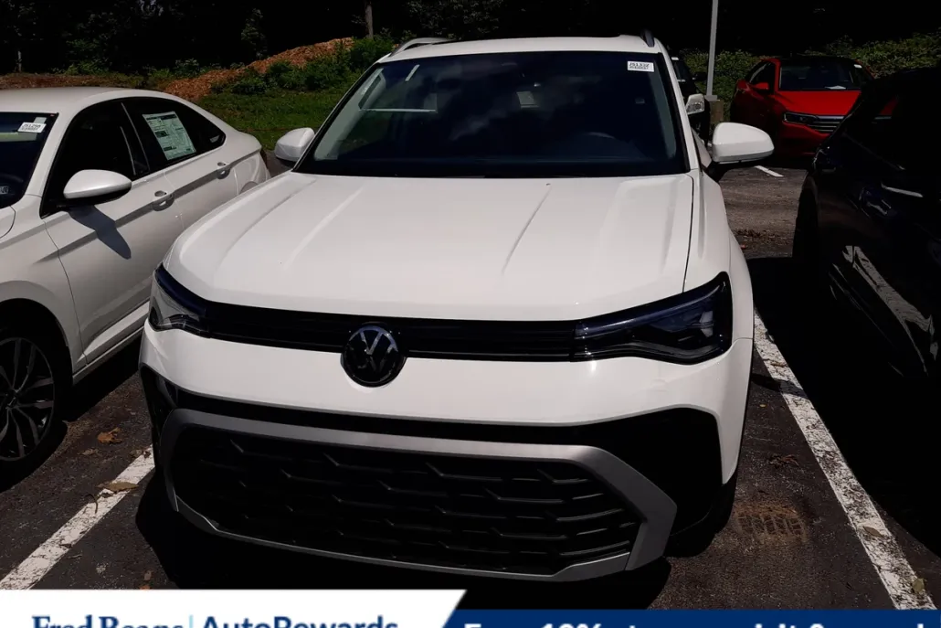 2025 Volkswagen Taos SE photo 1