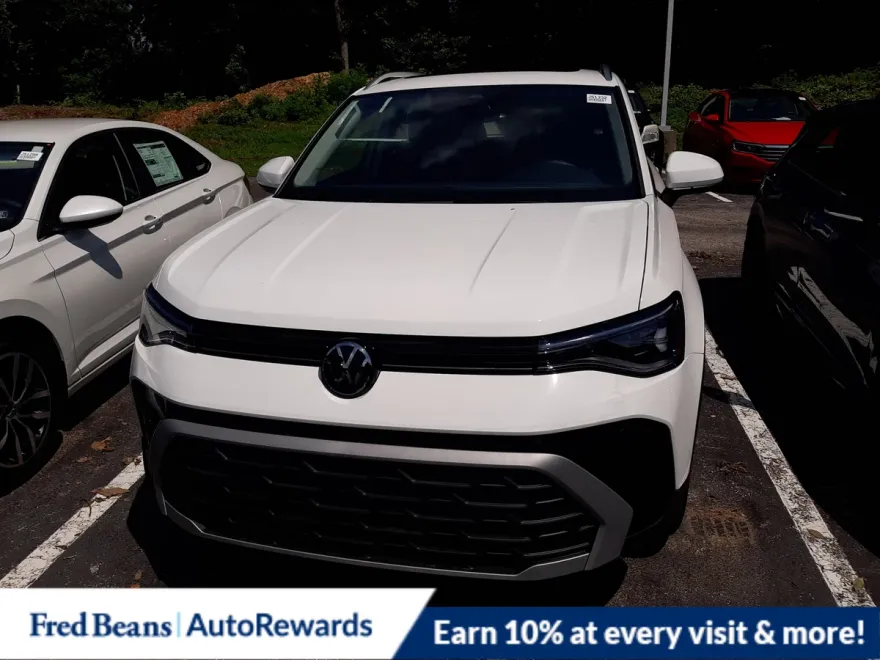 2025 Volkswagen Taos SE photo 1