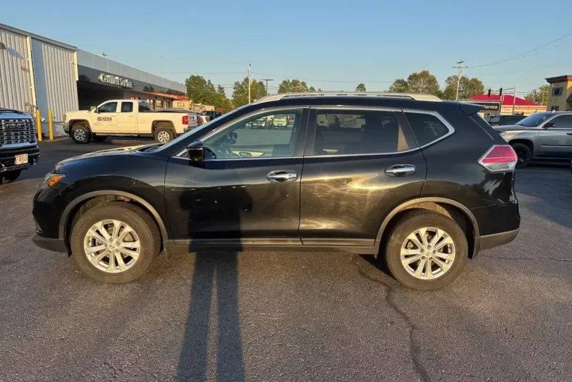 2016 Nissan Rogue SV photo 1