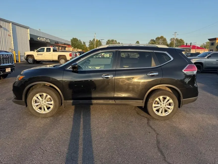 2016 Nissan Rogue SV photo 1