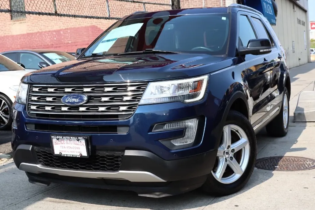 2017 Ford Explorer XLT photo 1