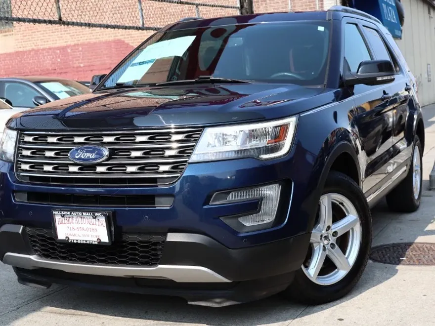 2017 Ford Explorer XLT photo 1