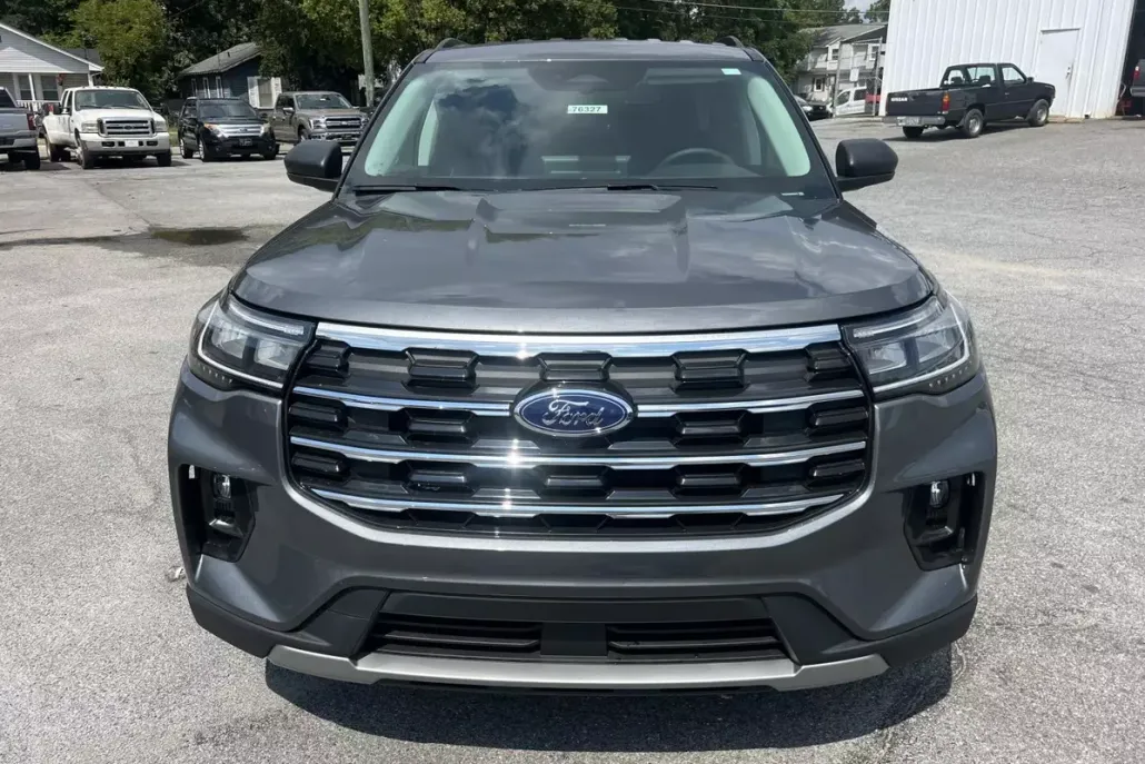 2025 Ford Explorer photo 1