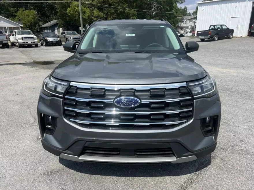 2025 Ford Explorer photo 1