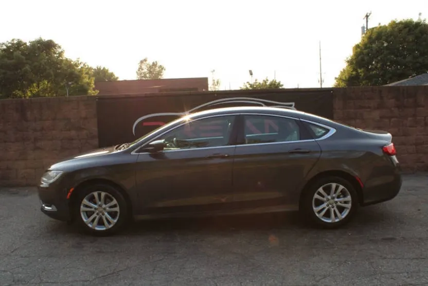 2016 Chrysler 200 Limited photo 1