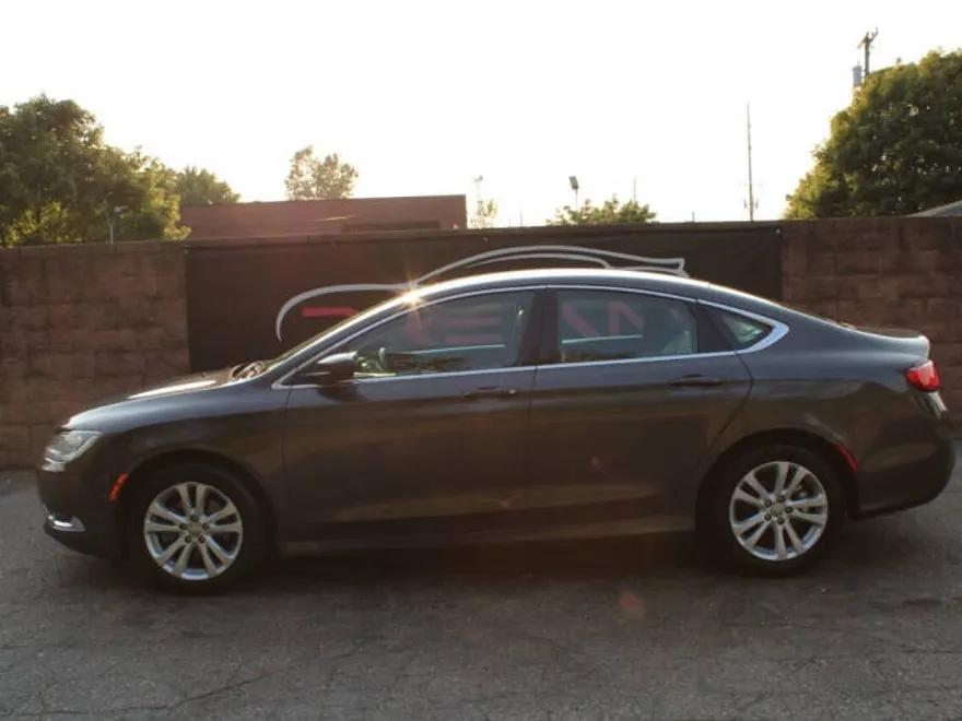 2016 Chrysler 200 Limited photo 1