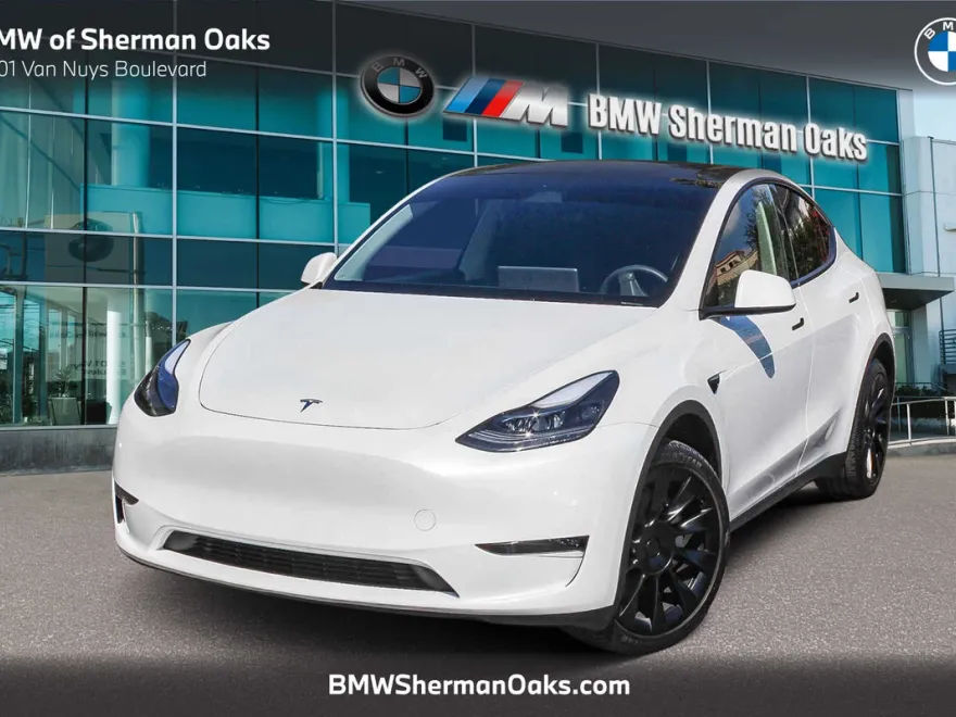 2024 Tesla Model Y Long Range photo 1