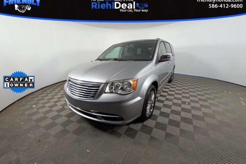 2014 Chrysler Town & Country photo 1